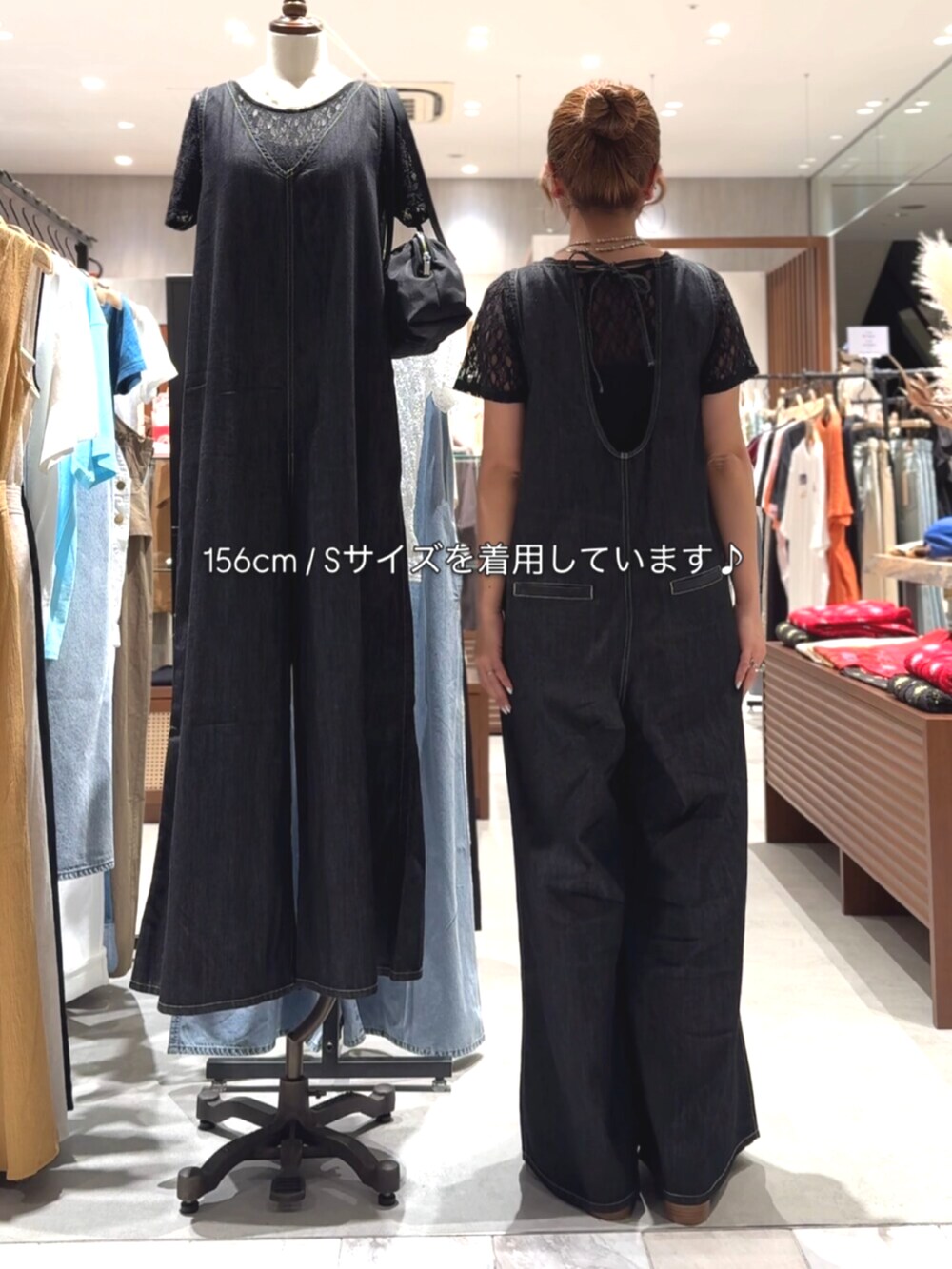 ブラック系のサンダル、ブラック系のTシャツ/カットソー、ブラック系のつなぎ/オールインワンを着用したレディースの夏コーディネートの2枚目の写真