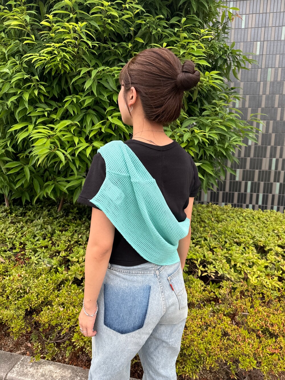 ブルー系のデニムパンツ、ブラック系のTシャツ/カットソー、ブルー系のTシャツ/カットソーを着用したレディースの夏コーディネートの5枚目の写真