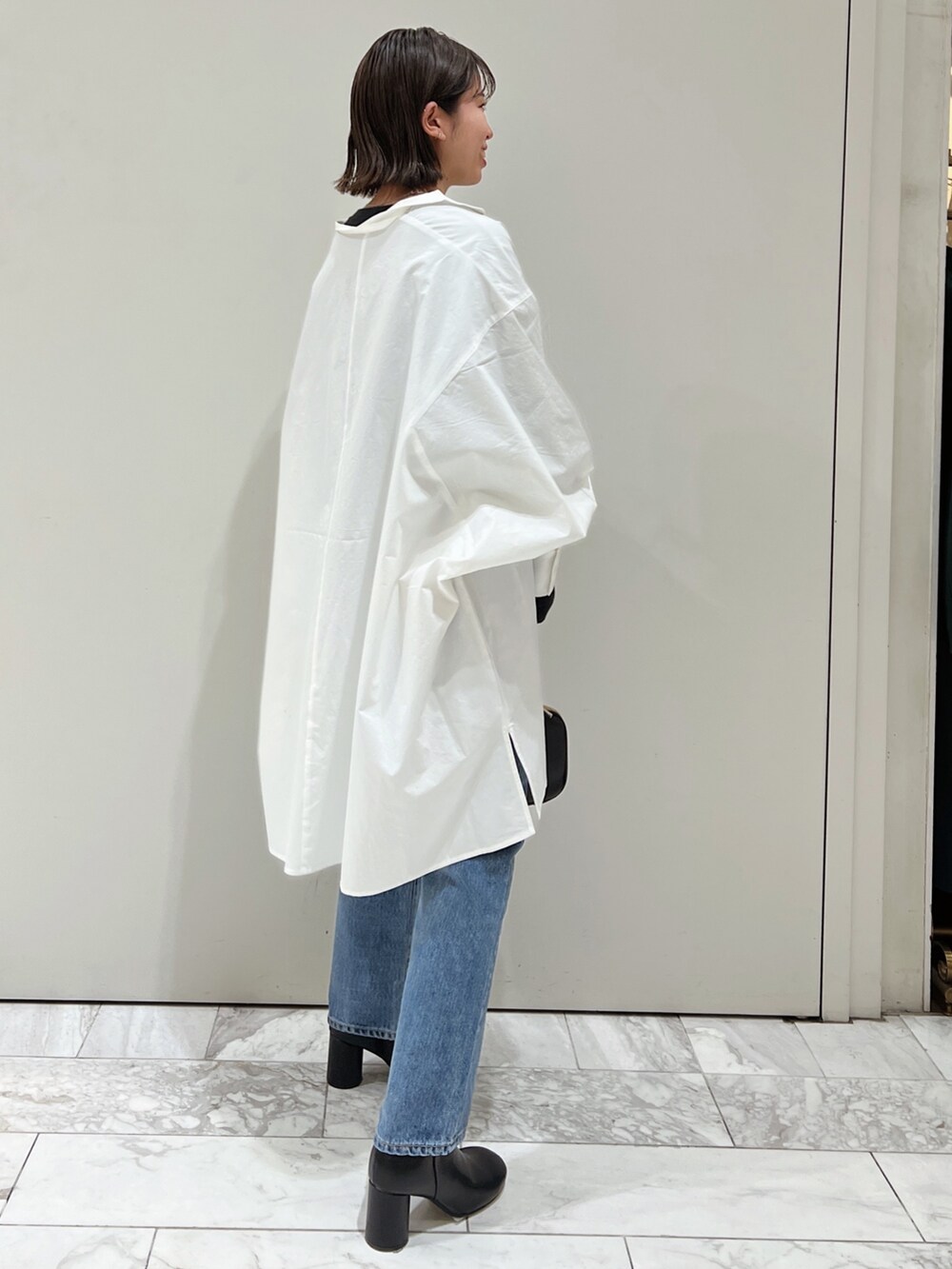 ホワイト系のシャツ/ブラウス、ブラック系のTシャツ/カットソー、その他のハンドバッグを着用したレディースの冬コーディネートの6枚目の写真