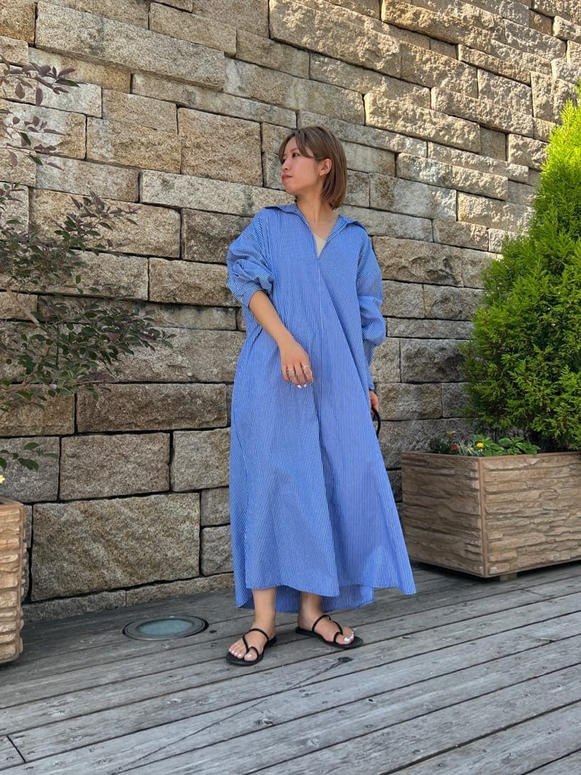 「おうち時間、サテンパンツ、トレンド、エコバッグ、ワンピース、春、綺麗めコーデ、スカート、夏、Ungrid、サンダル、シャツワンピ、大人コーデ」｜「Ungridのアシメフラットサンダル（サンダル、ブラック系）」を使った、瀬川百花さん（レディース・156cm）の夏コーディネートの4枚目の写真