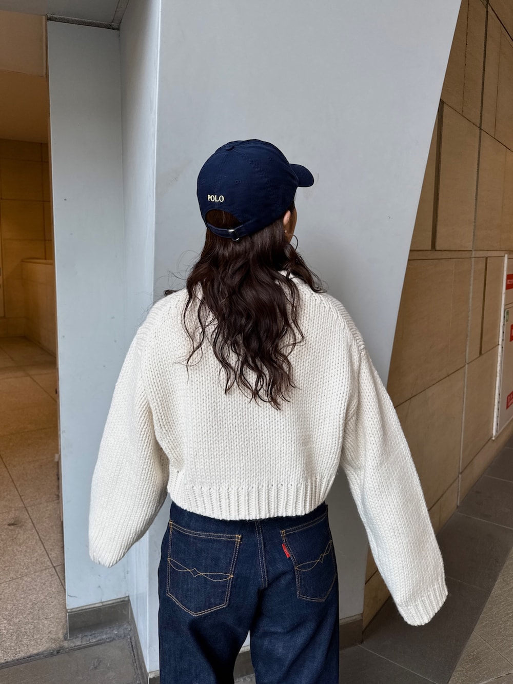 ホワイト系のTシャツ/カットソー、ホワイト系のカーディガン/ボレロ、ブルー系のデニムパンツを着用したレディースの冬コーディネートの5枚目の写真