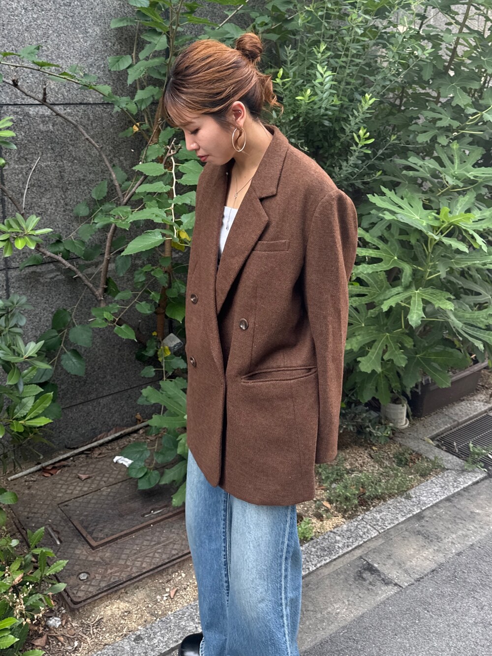 ブラウン系のテーラードジャケット、ブルー系のデニムパンツを着用したレディースの秋コーディネートの10枚目の写真