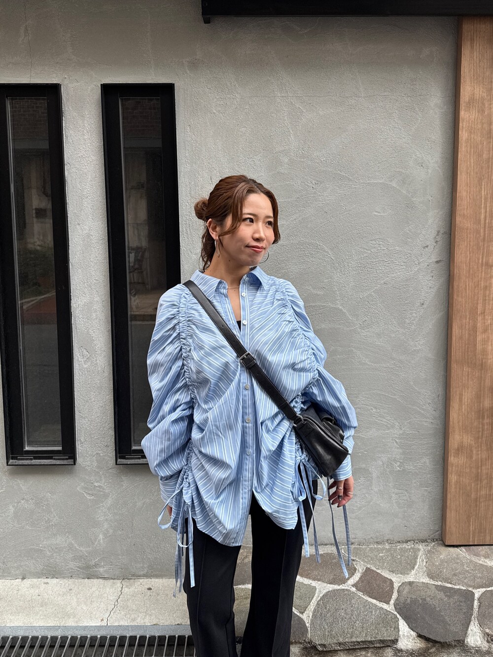 ブルー系のシャツ/ブラウス、ブラック系のその他パンツを着用したレディースの冬コーディネートの7枚目の写真