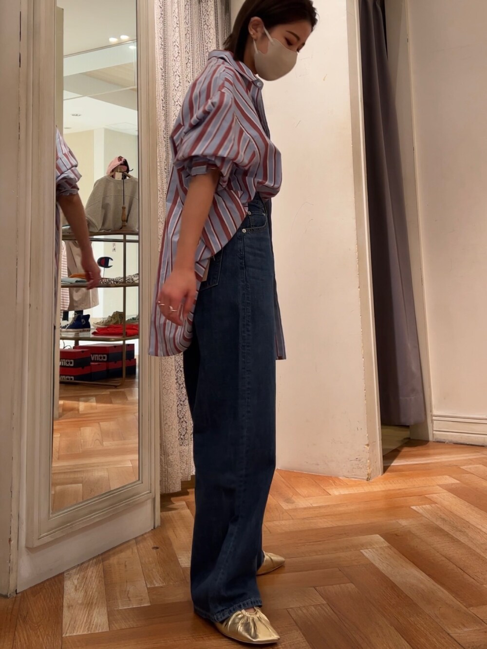 ベージュ系のシャツ/ブラウス、ブルー系のデニムパンツ、イエロー系のパンプスを着用したレディースの冬コーディネートの5枚目の写真