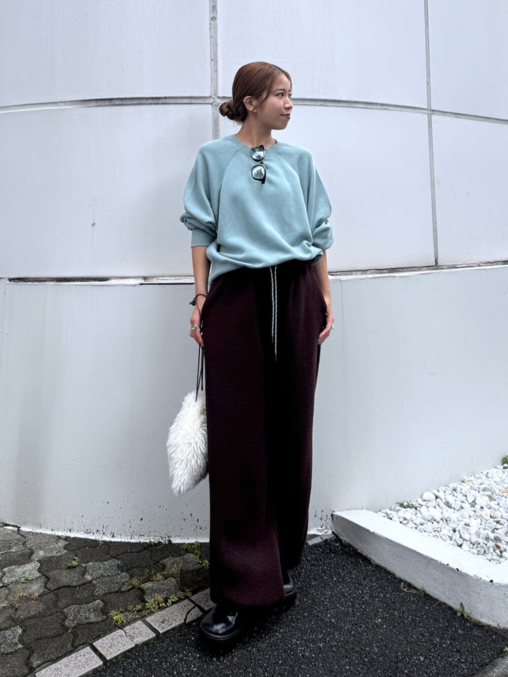 ブラウン系のその他パンツ、ブルー系のスウェットを着用したレディースの秋コーディネートの2枚目の写真