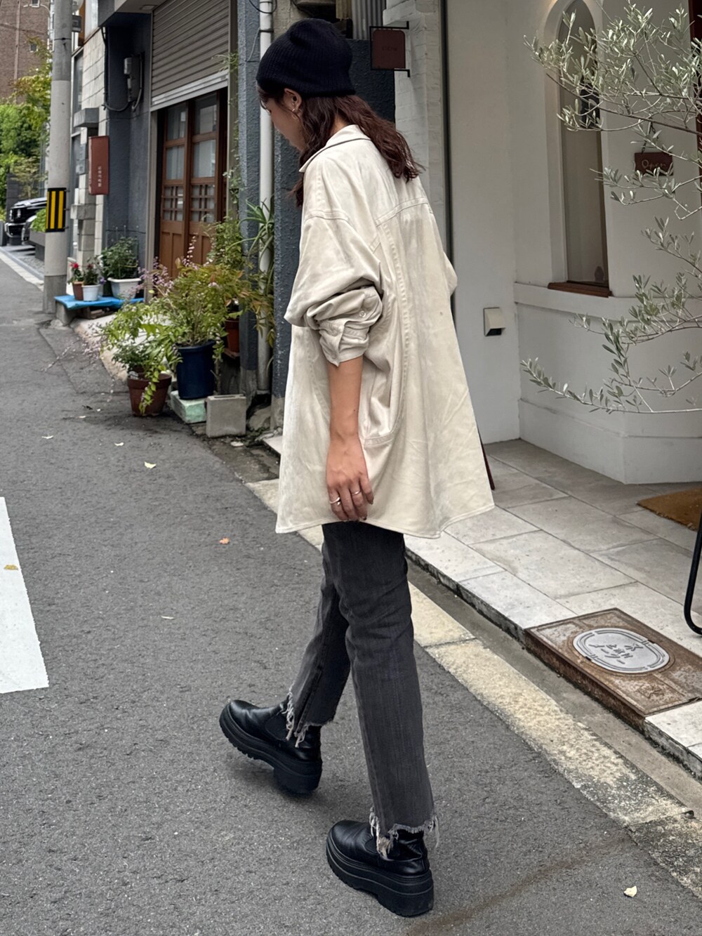 ブラック系のデニムパンツ、ホワイト系のシャツ/ブラウスを着用したレディースの秋コーディネートの4枚目の写真