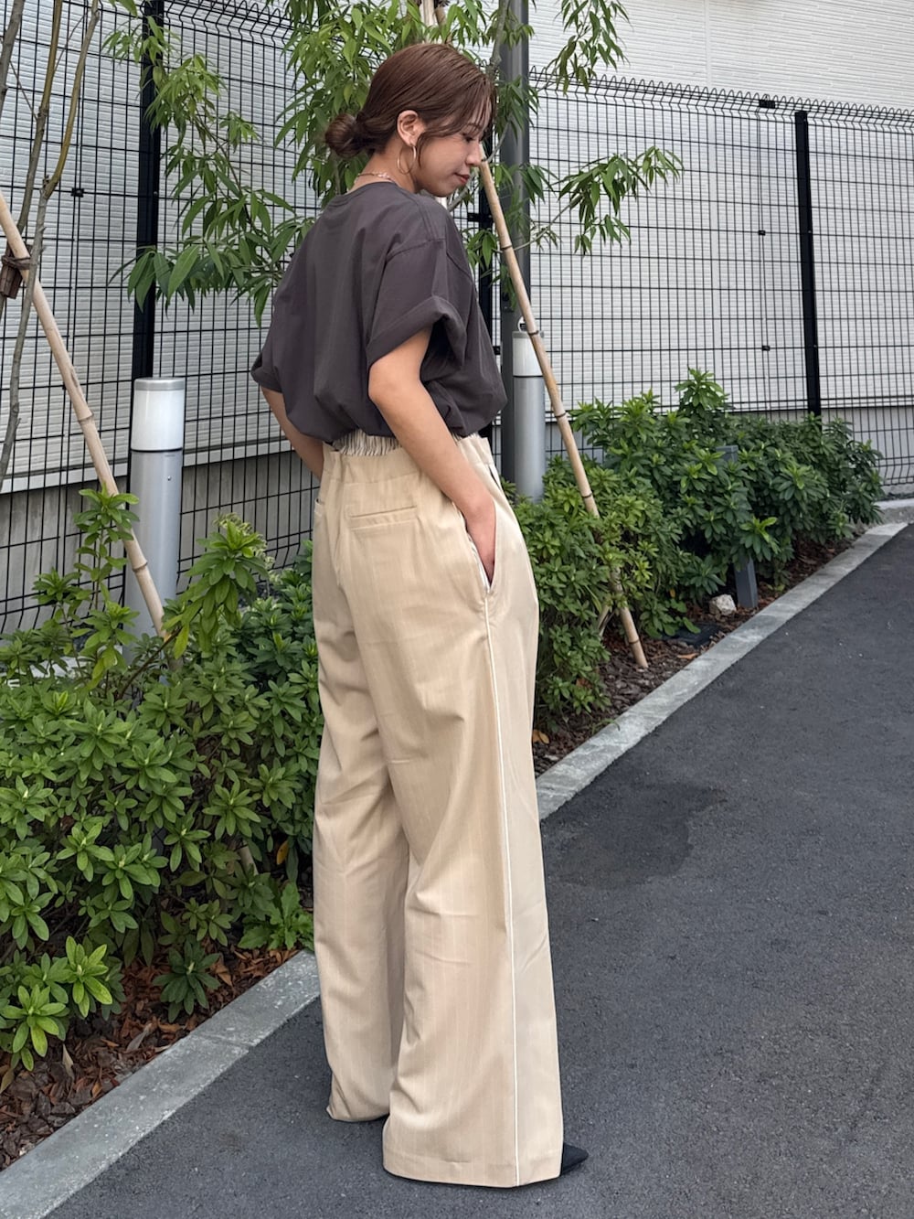 ベージュ系のその他パンツ、グレー系のTシャツ/カットソー、ブラック系のパンプスを着用したレディースの春コーディネートの6枚目の写真