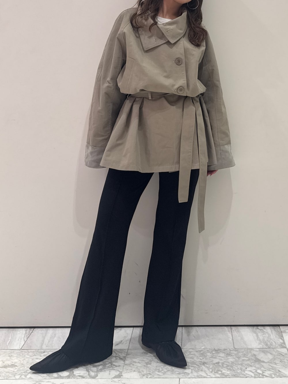 グリーン系のトレンチコート、ブラック系のその他パンツ、ブラック系のパンプスを着用したレディースの春コーディネートの3枚目の写真