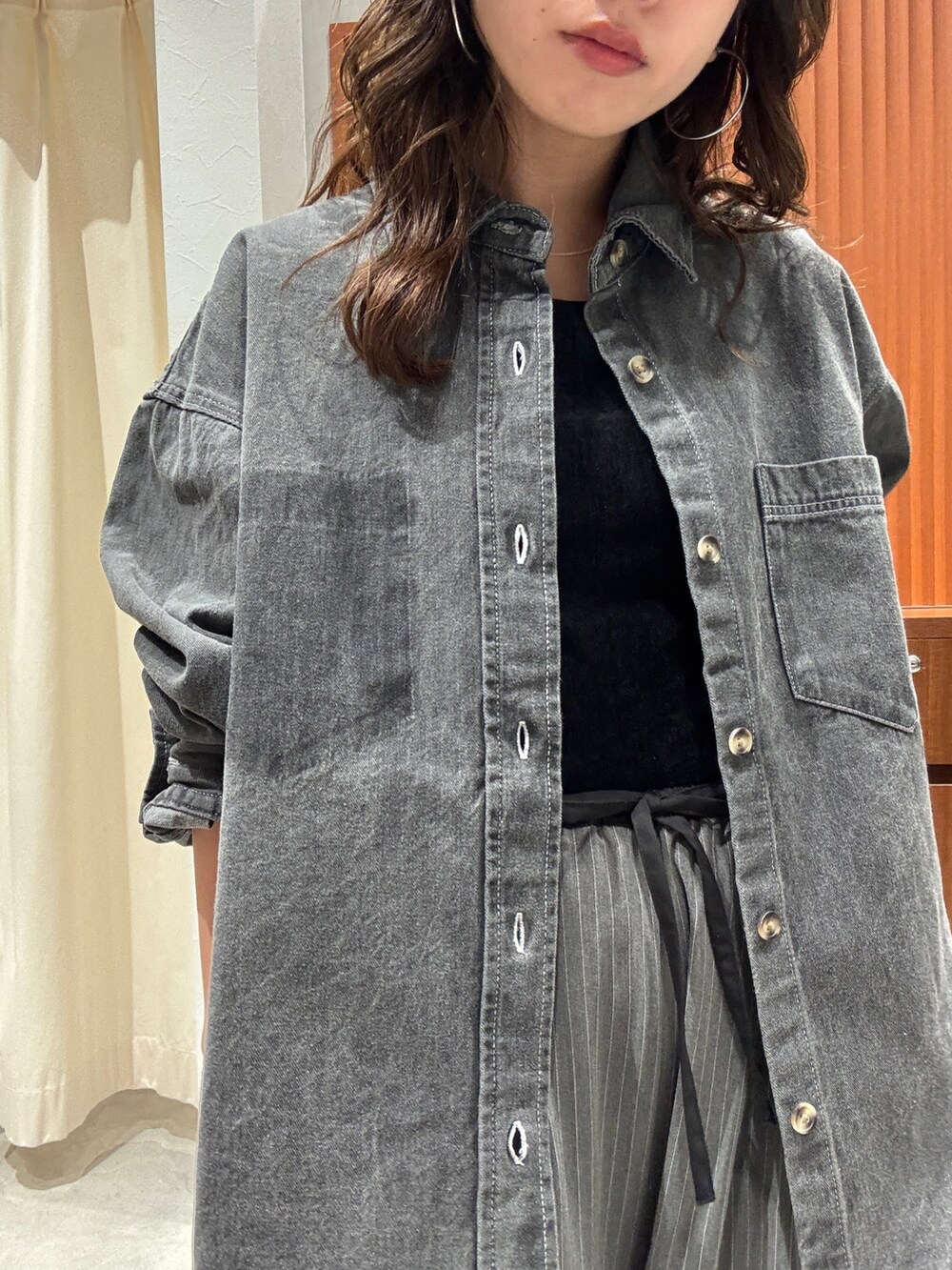 グレー系のその他パンツ、ブラック系のシャツ/ブラウスを着用したレディースの冬コーディネートの7枚目の写真