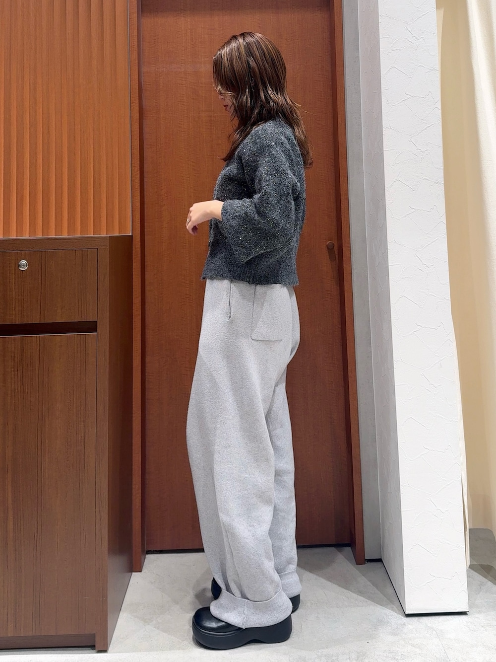 グレー系のその他パンツ、グレー系のカーディガン/ボレロを着用したレディースの冬コーディネートの3枚目の写真