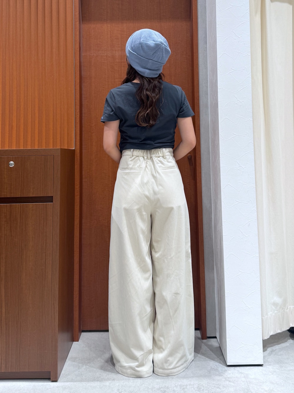 グレー系のTシャツ/カットソー、ホワイト系のその他パンツ、ブラック系のサンダルを着用したレディースの夏コーディネートの4枚目の写真