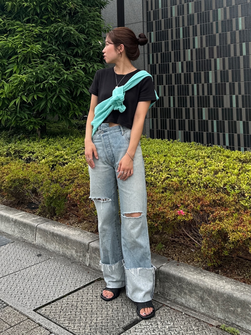 ブルー系のデニムパンツ、ブラック系のTシャツ/カットソー、ブルー系のTシャツ/カットソーを着用したレディースの夏コーディネートの2枚目の写真