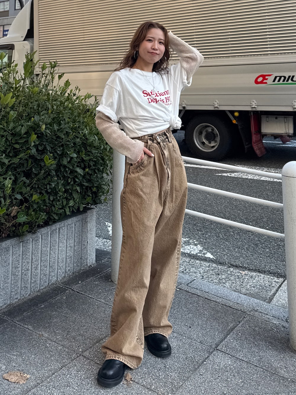 ブラウン系のデニムパンツ、ホワイト系のTシャツ/カットソー、ホワイト系のTシャツ/カットソーを着用したレディースの冬コーディネートの4枚目の写真