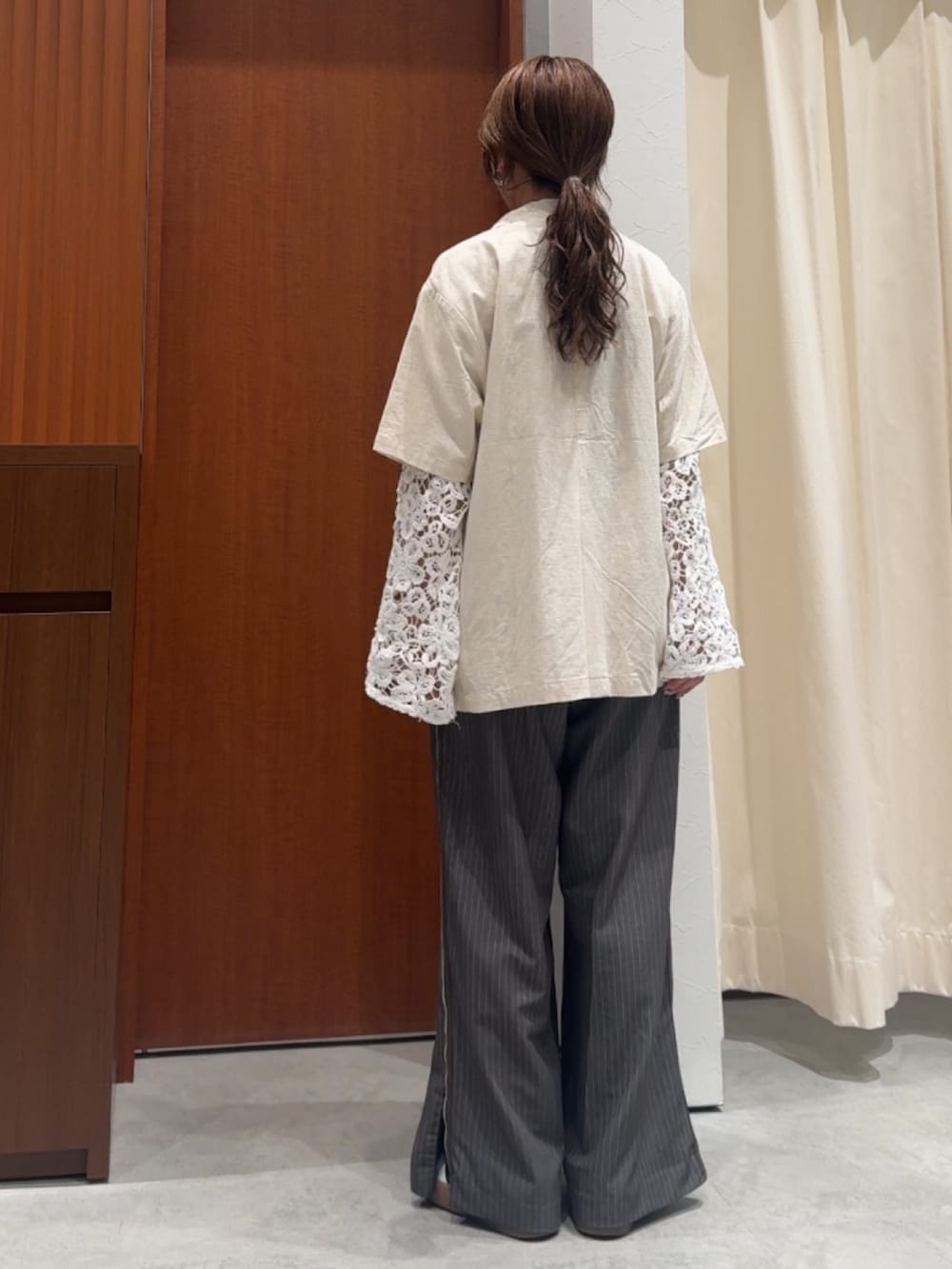 ホワイト系のシャツ/ブラウス、ホワイト系のシャツ/ブラウス、グレー系のその他パンツを着用したレディースの春コーディネートの4枚目の写真