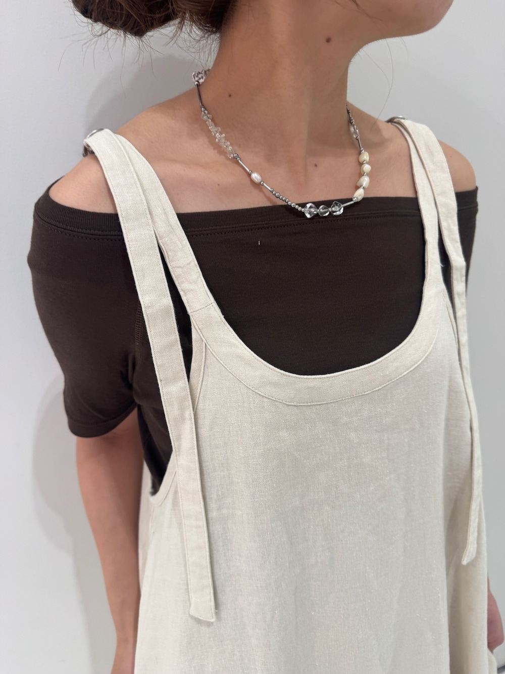 その他のサンダル、ブルー系のデニムパンツ、ブラウン系のTシャツ/カットソーを着用したレディースの春コーディネートの9枚目の写真