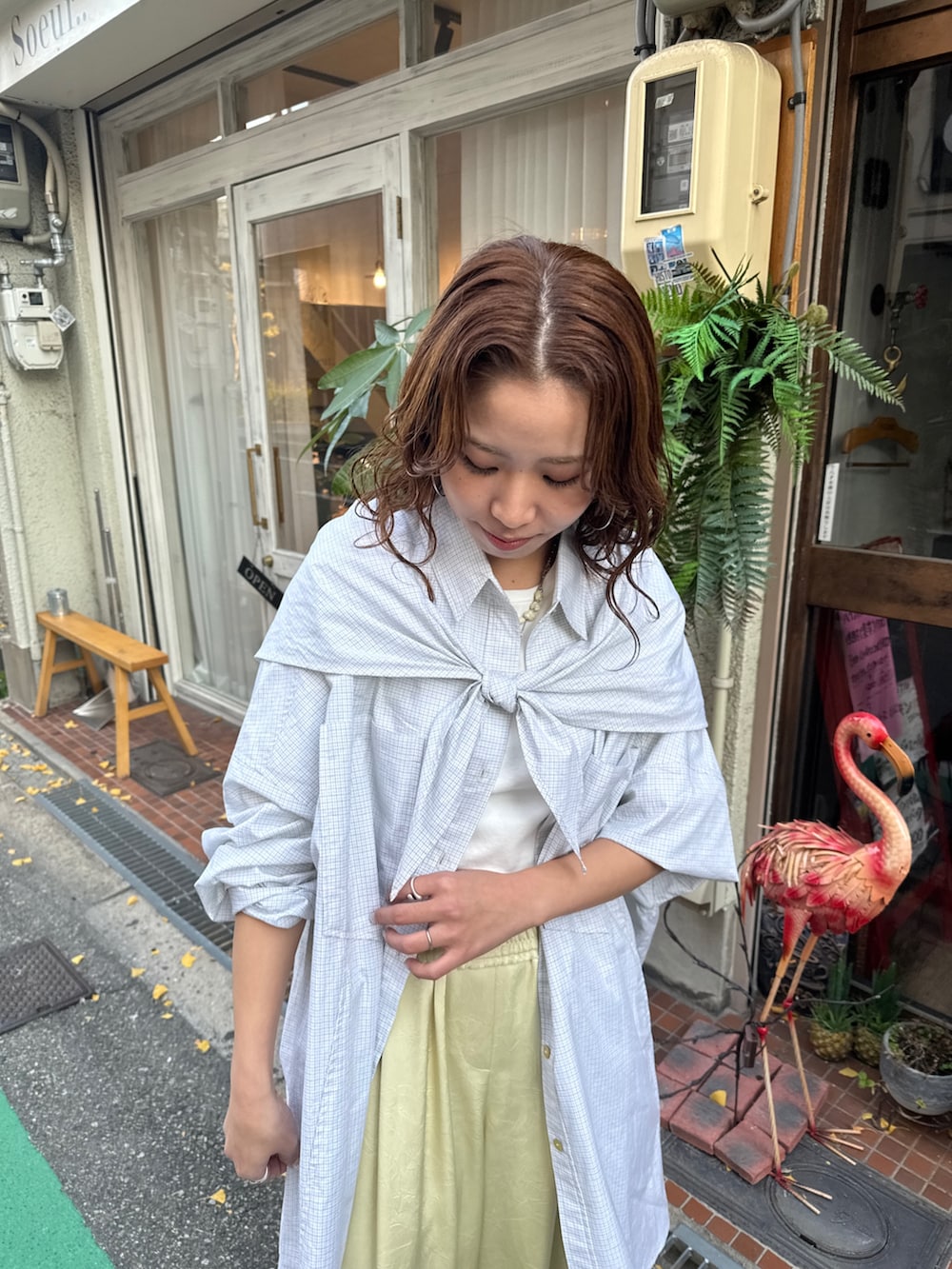 ホワイト系のTシャツ/カットソー、イエロー系のその他パンツ、その他のシャツ/ブラウスを着用したレディースの冬コーディネートの7枚目の写真