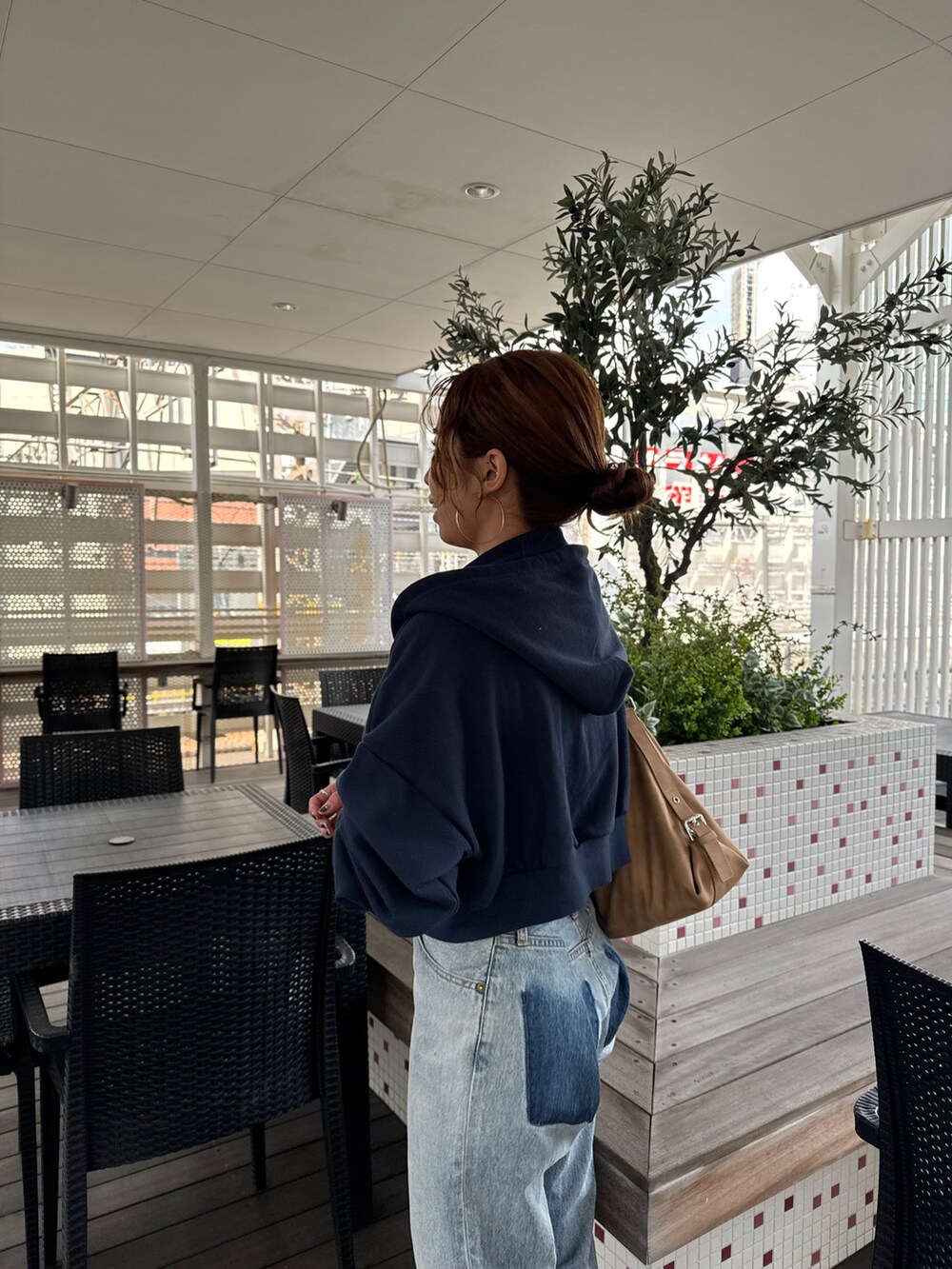 ブルー系のパーカー、ブルー系のデニムパンツ、シルバー系のネックレスを着用したレディースの冬コーディネートの9枚目の写真