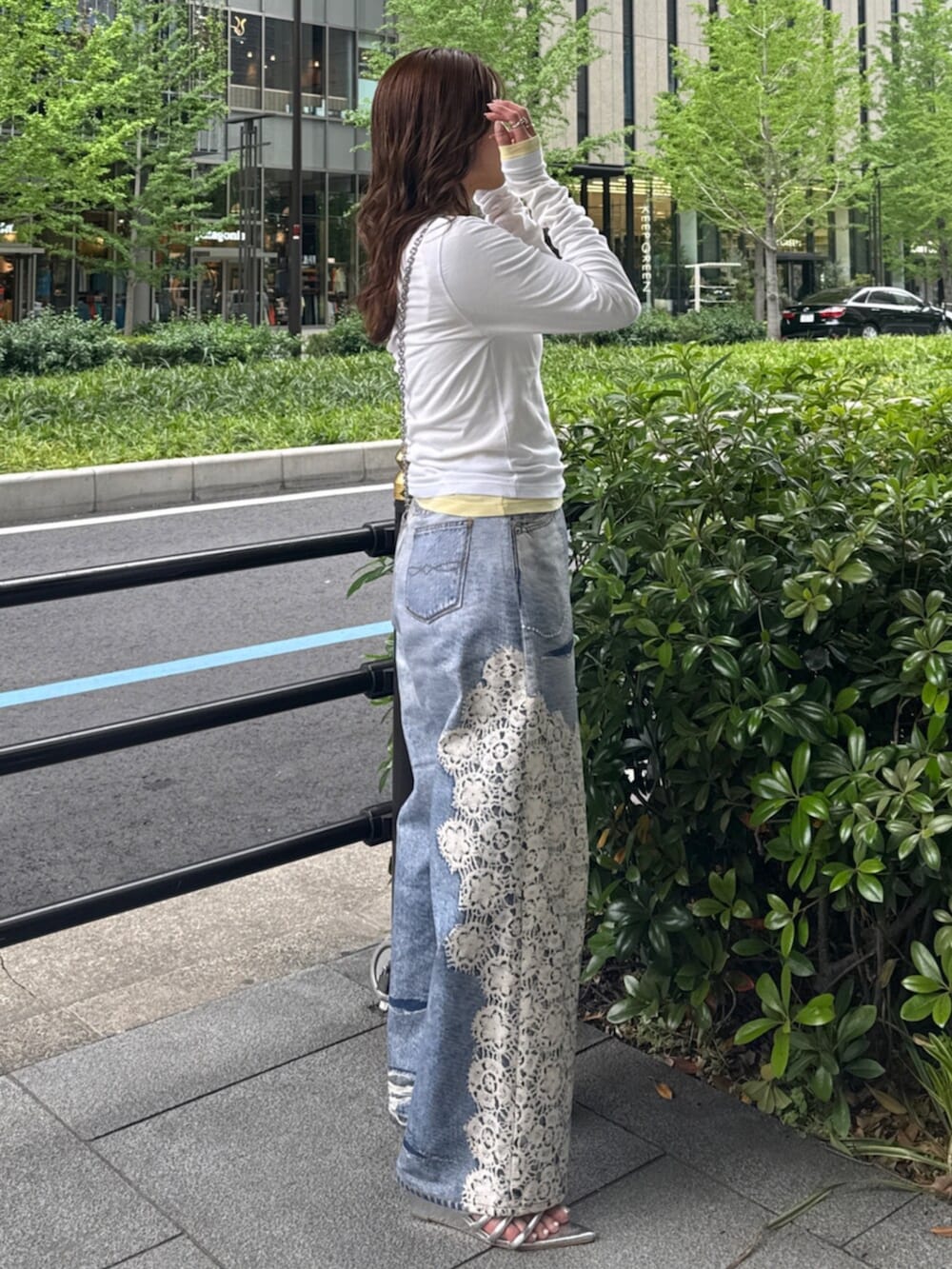 ホワイト系のTシャツ/カットソー、イエロー系のTシャツ/カットソー、ブルー系のデニムパンツを着用したレディースの春コーディネートの2枚目の写真