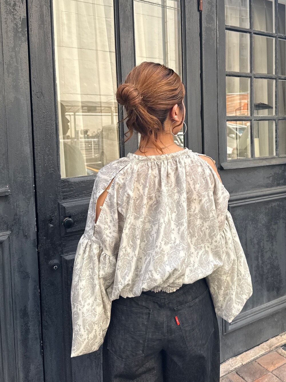 ブラック系のデニムパンツ、ブラック系のスリッポン、ホワイト系のシャツ/ブラウスを着用したレディースの秋コーディネートの7枚目の写真