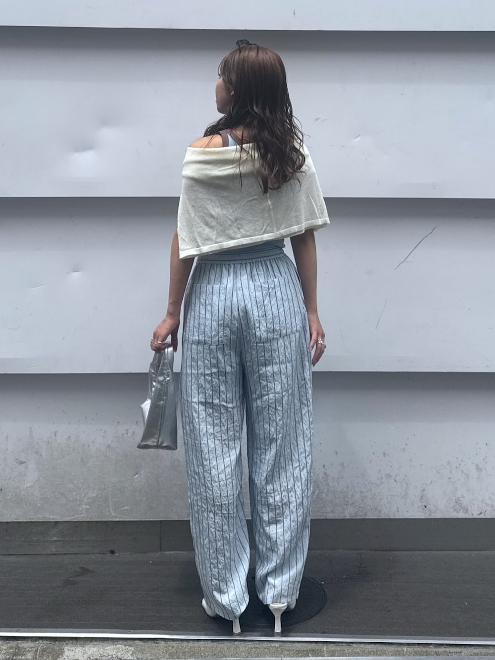 ブルー系のその他パンツ、ブルー系のタンクトップ、ホワイト系のニット/セーターを着用したレディースの夏コーディネートの4枚目の写真