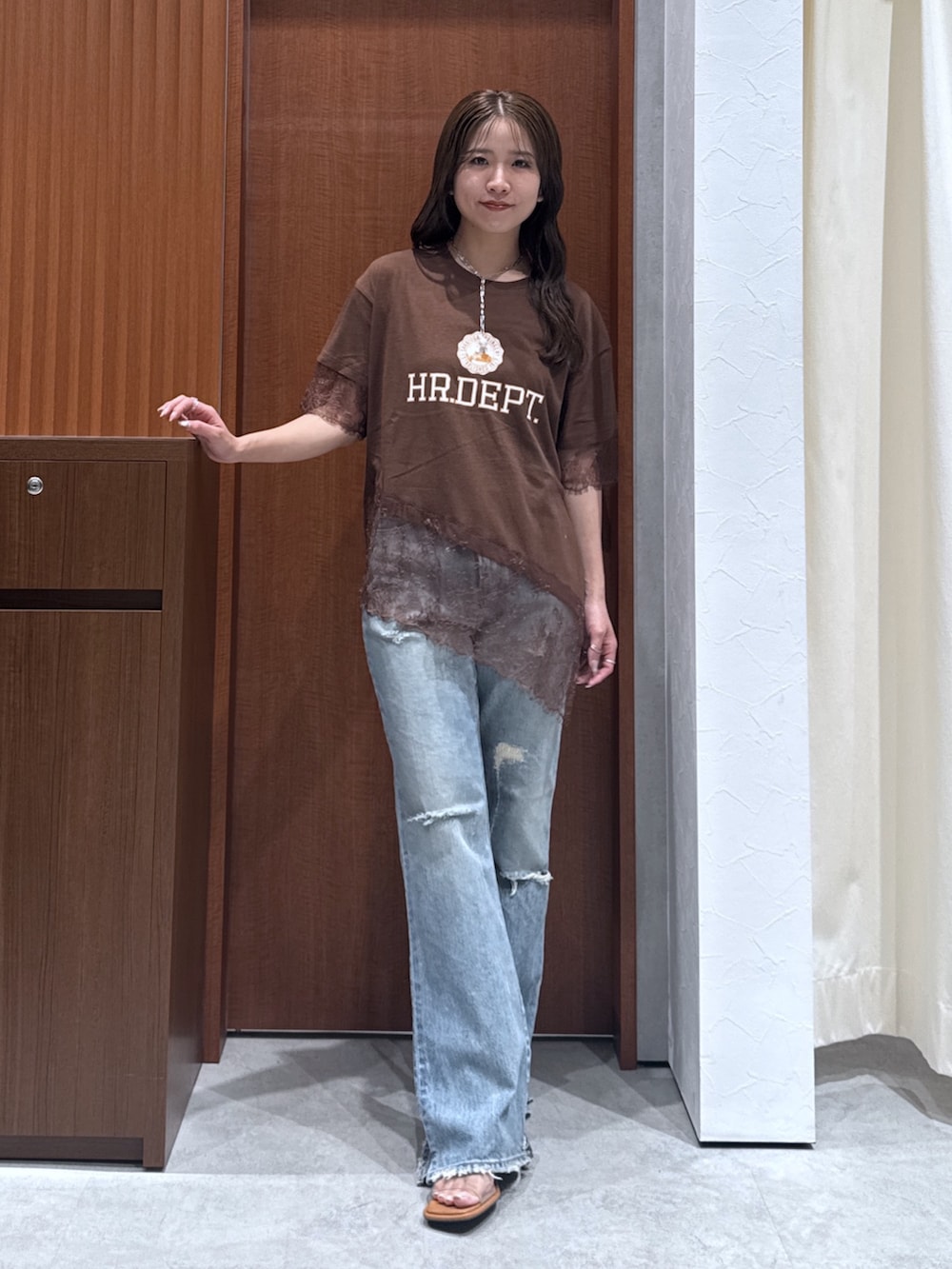 ブラウン系のTシャツ/カットソー、ブルー系のデニムパンツ、その他のサンダルを着用したレディースの夏コーディネートの5枚目の写真
