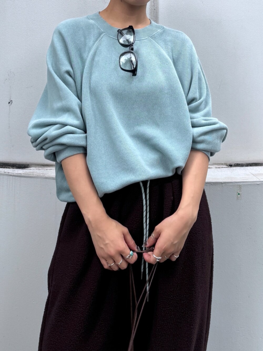 ブラウン系のその他パンツ、ブルー系のスウェットを着用したレディースの秋コーディネートの7枚目の写真