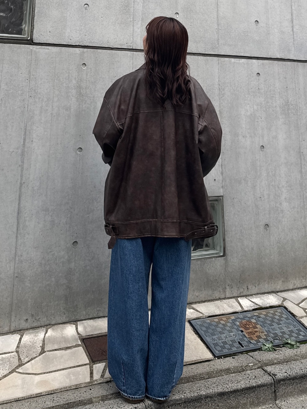 ブルー系のデニムパンツ、グレー系のスウェット、ブラウン系のブルゾンを着用したレディースの秋コーディネートの5枚目の写真