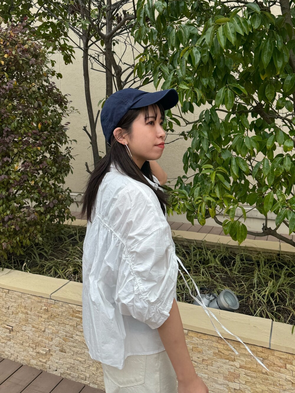 ホワイト系のデニムパンツ、ホワイト系のシャツ/ブラウスを着用したレディースの春コーディネートの2枚目の写真