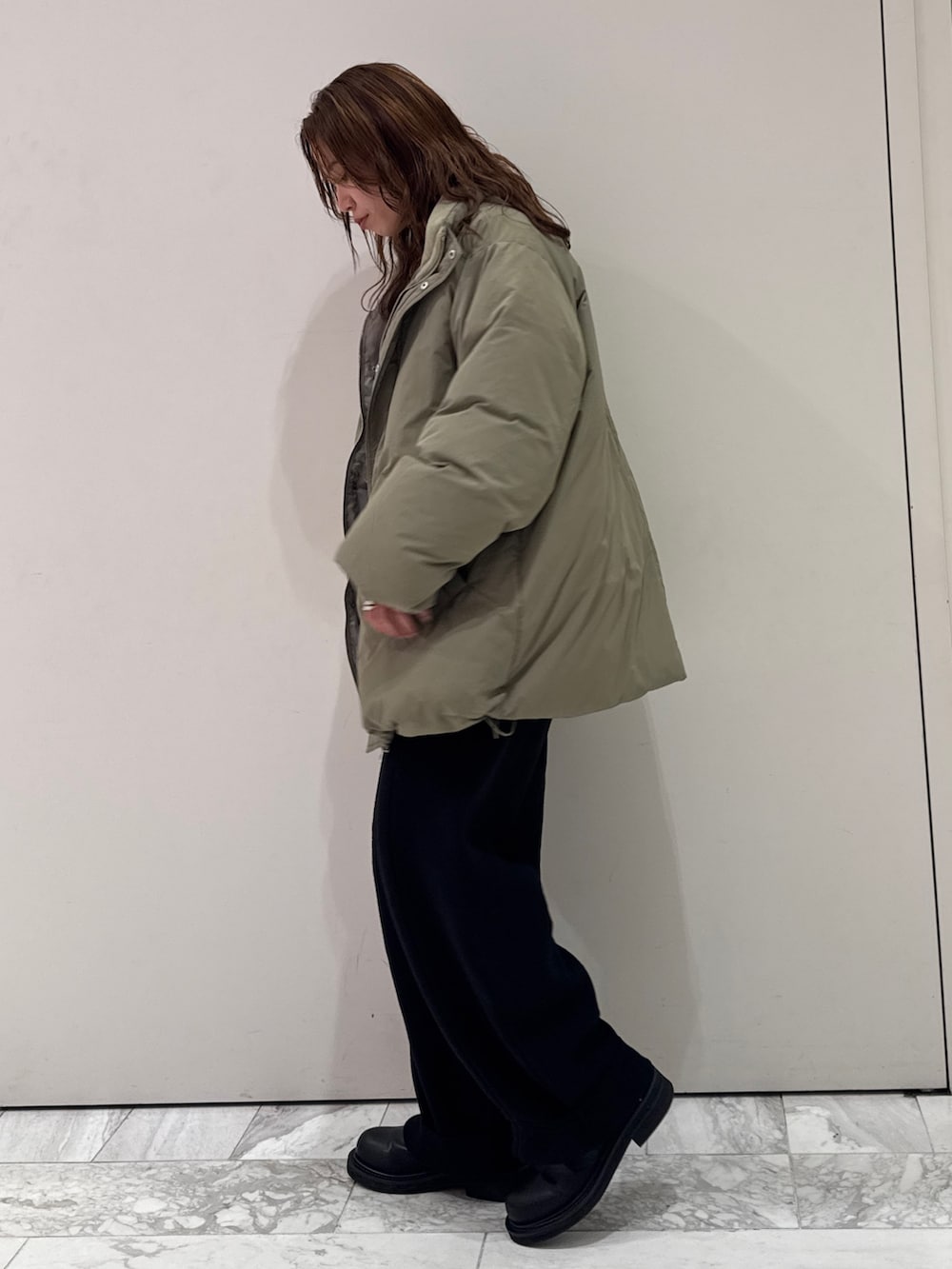 ブラック系のニット/セーター、ホワイト系のTシャツ/カットソー、ブラック系のその他パンツを着用したレディースの冬コーディネートの5枚目の写真