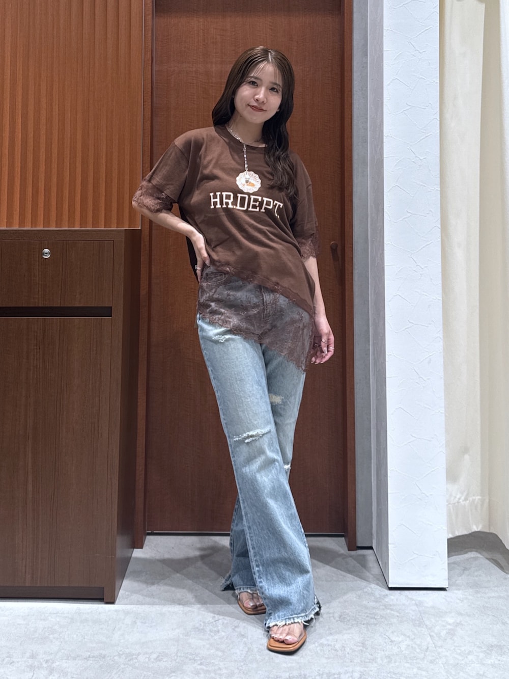ブラウン系のTシャツ/カットソー、ブルー系のデニムパンツ、その他のサンダルを着用したレディースの夏コーディネートの8枚目の写真