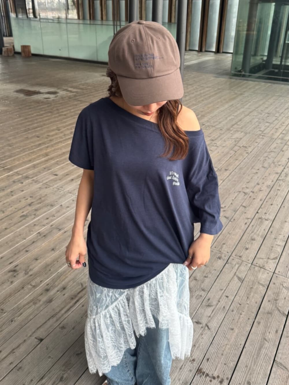 ブルー系のデニムパンツ、その他のサンダル、ブルー系のTシャツ/カットソーを着用したレディースの春コーディネートの5枚目の写真