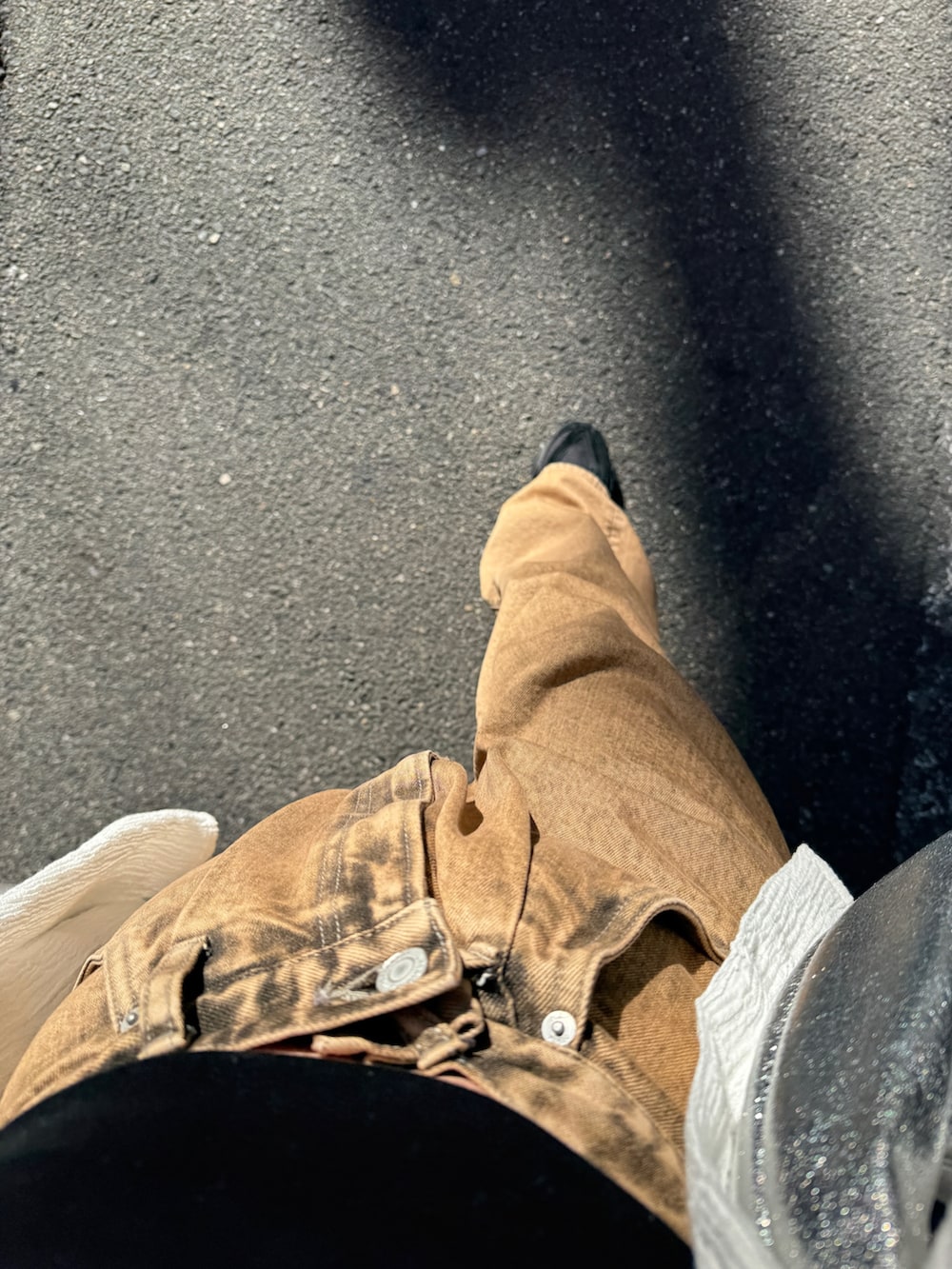 ブラウン系のデニムパンツ、ホワイト系のシャツ/ブラウスを着用したレディースの春コーディネートの10枚目の写真