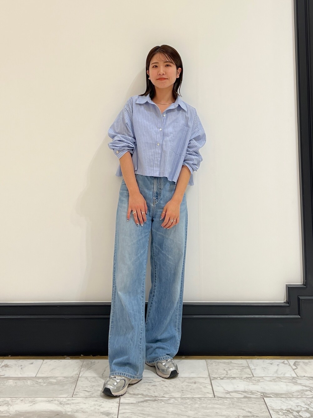 ブルー系のデニムパンツ、その他のシャツ/ブラウスを着用したレディースの春コーディネートの3枚目の写真