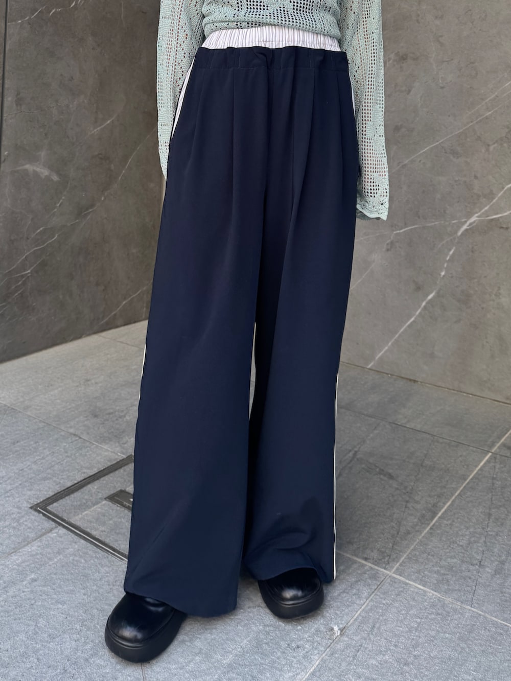 ブルー系のニット/セーター、ブルー系のその他パンツを着用したレディースの春コーディネートの9枚目の写真