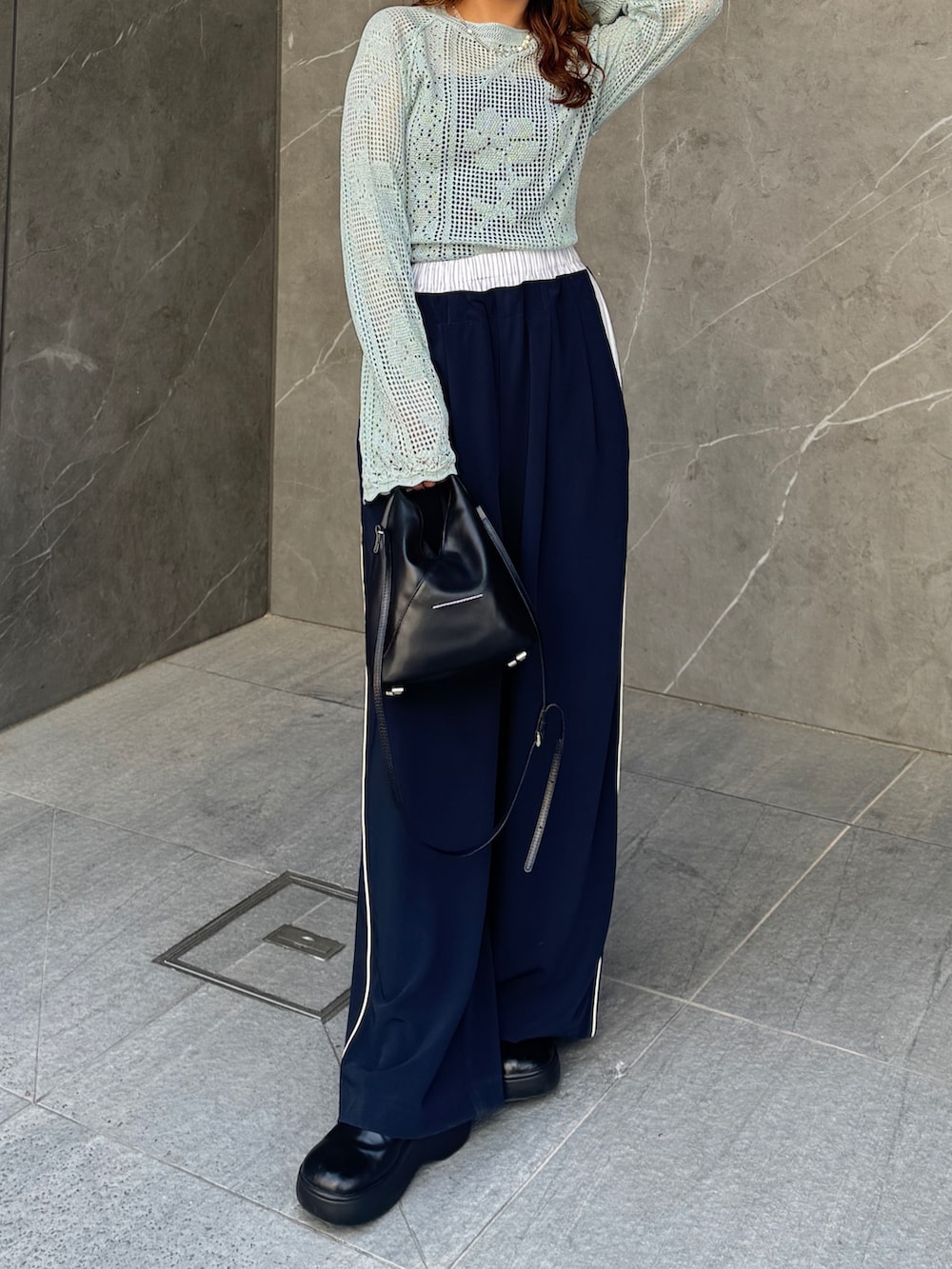 ブルー系のニット/セーター、ブルー系のその他パンツを着用したレディースの春コーディネートの3枚目の写真
