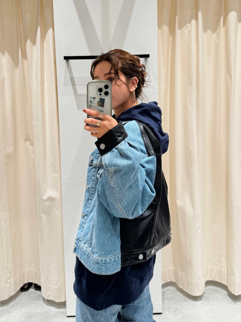 ブルー系のパーカー、ブルー系のデニムジャケット、ブルー系のデニムパンツを着用したレディースの秋コーディネートの10枚目の写真