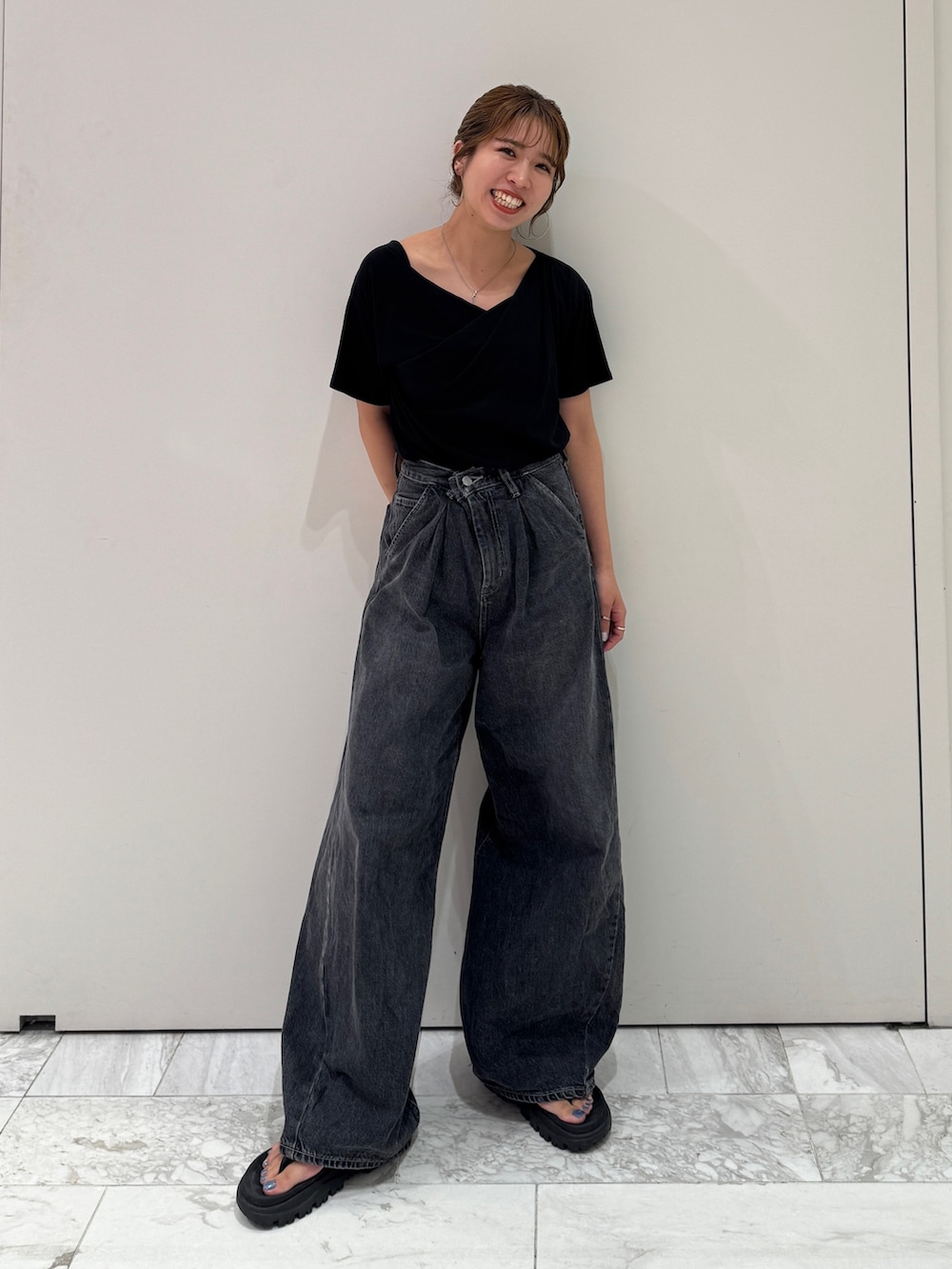 ブラック系のデニムパンツ、ブラック系のTシャツ/カットソーを着用したレディースの夏コーディネートの2枚目の写真