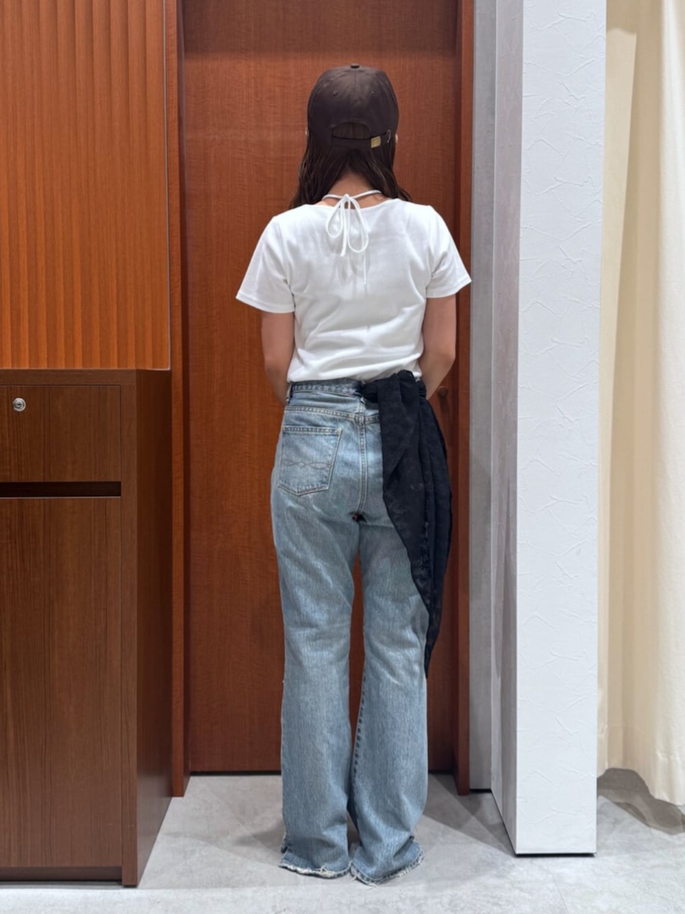 その他のサンダル、ブルー系のデニムパンツ、ホワイト系のTシャツ/カットソーを着用したレディースの夏コーディネートの4枚目の写真