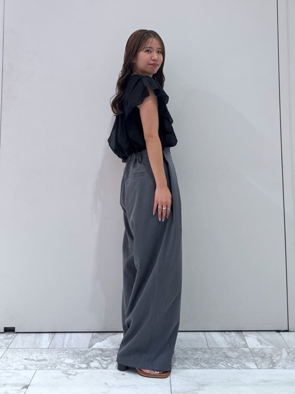 その他のサンダル、グレー系のその他パンツ、ブラック系のシャツ/ブラウスを着用したレディースの夏コーディネートの2枚目の写真