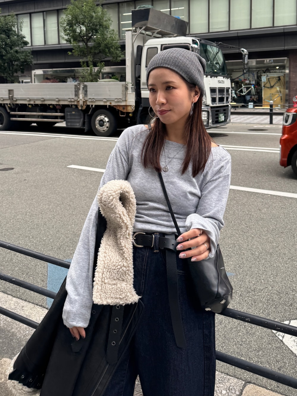 グレー系のニット/セーター、ブルー系のデニムパンツ、グレー系のニットキャップ/ビーニーを着用したレディースの秋コーディネートの8枚目の写真