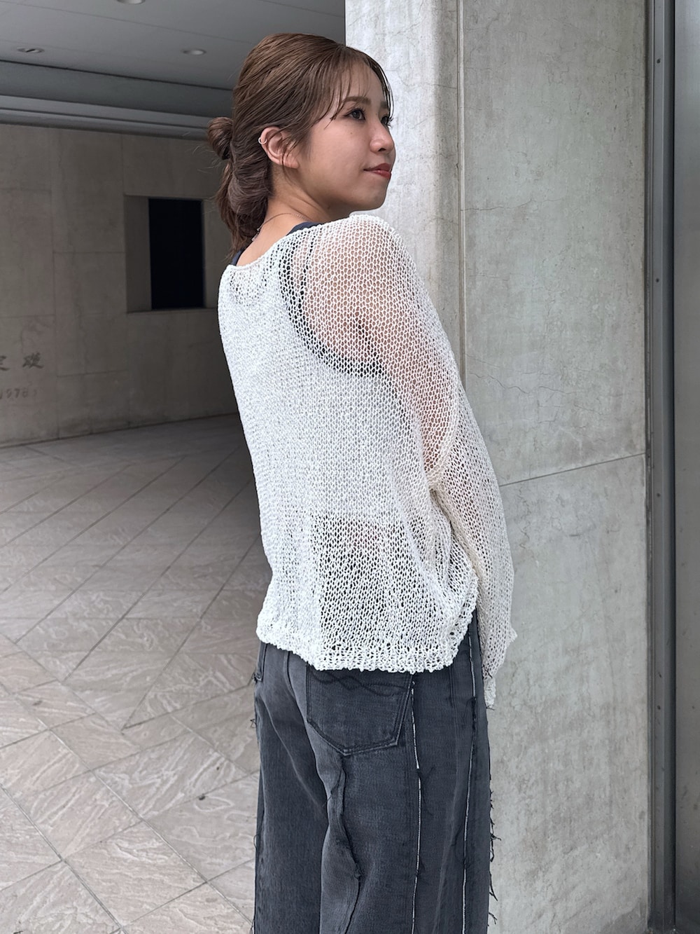 ブラック系のデニムパンツ、ホワイト系のタンクトップ、ホワイト系のニット/セーターを着用したレディースの夏コーディネートの6枚目の写真