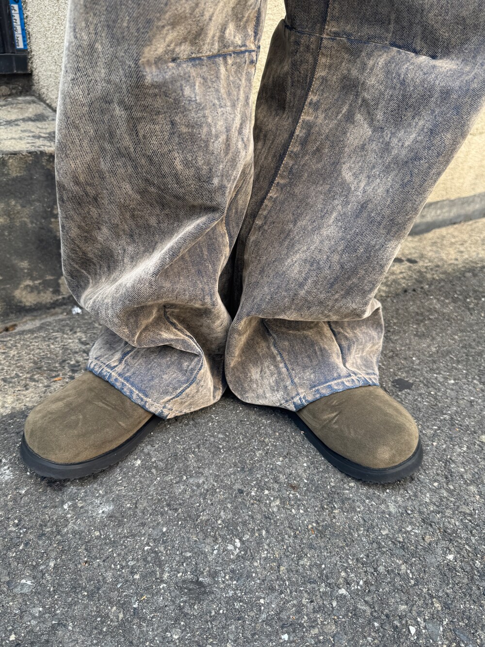 ベージュ系のデニムパンツ、ベージュ系のスリッポン、ホワイト系のニット/セーターを着用したレディースの秋コーディネートの9枚目の写真