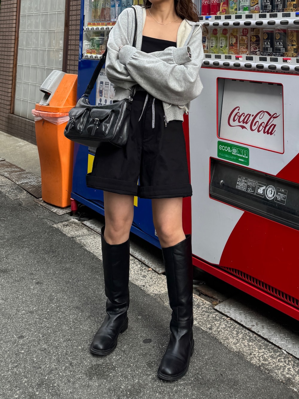 ブラック系のその他パンツ、グレー系のパーカーを着用したレディースの冬コーディネートの7枚目の写真