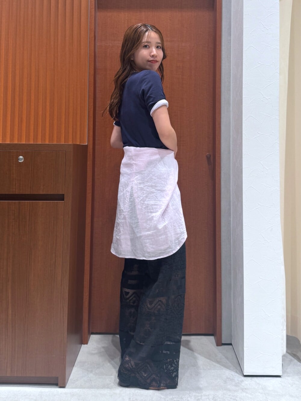 ブラック系のその他パンツ、その他のサンダル、ブルー系のTシャツ/カットソーを着用したレディースの夏コーディネートの3枚目の写真