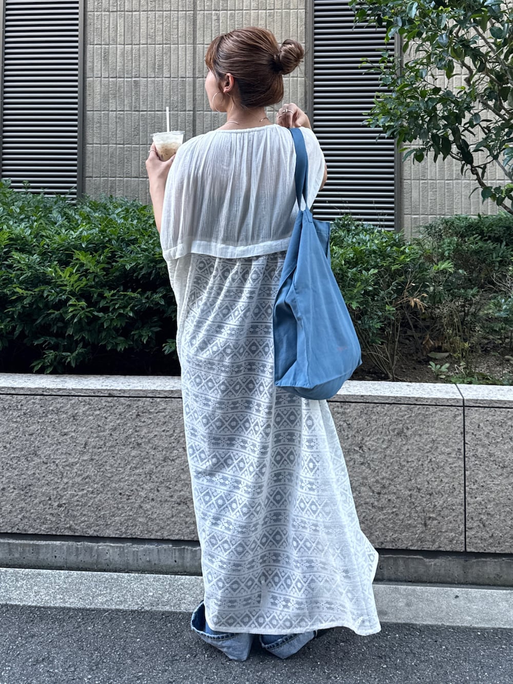 ホワイト系のワンピース、ブルー系のトートバッグを着用したレディースの夏コーディネートの3枚目の写真