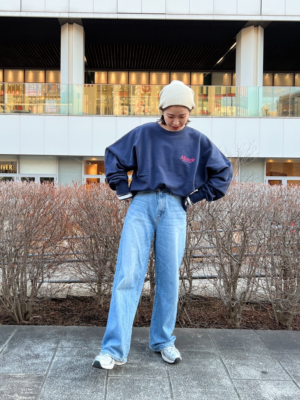 ブルー系のデニムパンツ、ブルー系のスウェット、ブルー系のTシャツ/カットソーを着用したレディースの冬コーディネートの2枚目の写真