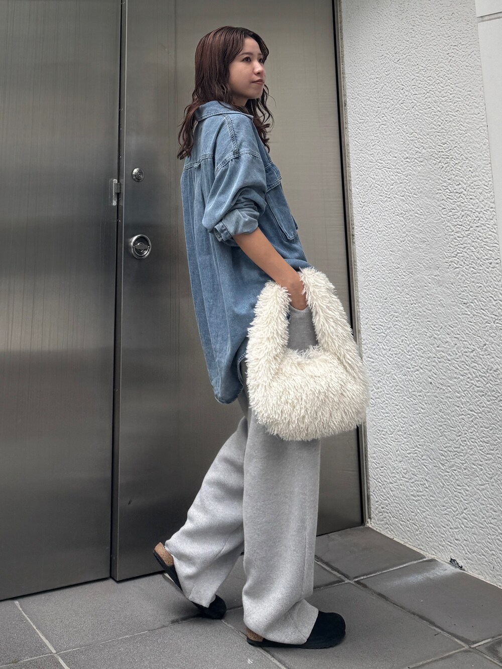 ブルー系のシャツ/ブラウス、ホワイト系のハンドバッグ、グレー系のその他パンツを着用したレディースの秋コーディネートの3枚目の写真