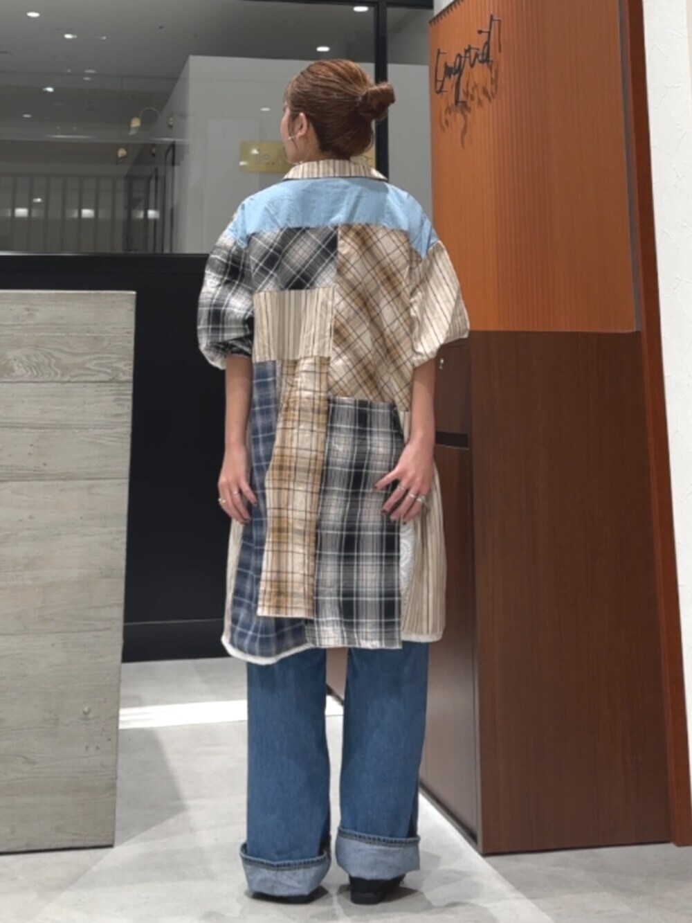 ブラック系のローファー、その他のシャツ/ブラウス、ブルー系のデニムパンツを着用したレディースの春コーディネートの4枚目の写真