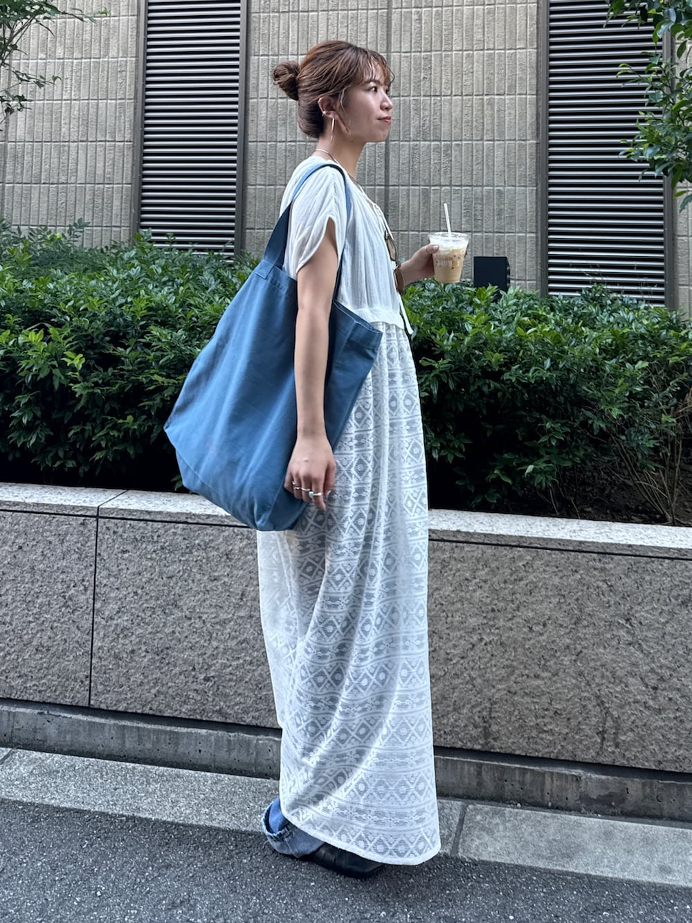 ホワイト系のワンピース、ブルー系のトートバッグを着用したレディースの夏コーディネートの5枚目の写真