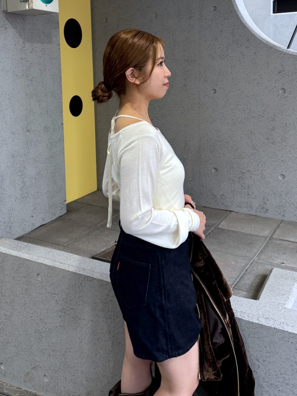 ブラウン系のその他シューズ、ブラウン系のブルゾン、ブルー系のデニムパンツを着用したレディースの秋コーディネートの8枚目の写真
